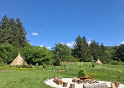 uitzicht vuurplaats en tipi's